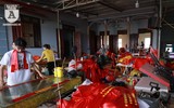 Trắng đêm may cờ Tổ quốc, in băng rôn phục vụ người hâm mộ bóng đá Việt Nam